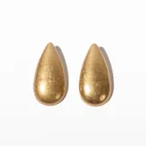 Aros colgantes dorados con forma de lágrima.