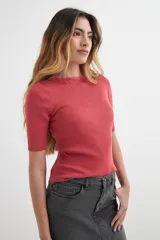 Sweater amarillo de tejido de punto acanalado, con cuello bote y mangas 3/4.