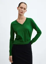 Sweater verde de tejido de punto fino con cuello en V y mangas largas.
