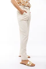 Pantalón de vestir negro de corte recto, con bolsillos laterales y presillas con hebillas decorativas en la cintura.