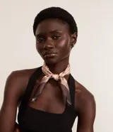 Pañuelo cuadrado de satén con estampado animal print de cobra en tonos beige y marrón. Accesorio para el cuello o el cabello.