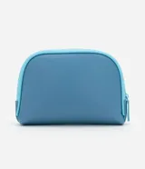 Kit de dos neceseres con temática de Stitch. El neceser exterior es transparente con bordes y cierres en color celeste. El neceser interior es de color azul grisáceo, con un estampado de Stitch sobre un fondo en forma de corazón y la palabra "STITCH" en relieve.