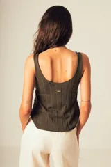 Musculosa de punto color verde militar, con breteles anchos y escote redondo.