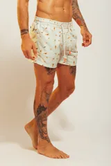 Short de baño celeste con estampado de personas nadando y faroles.