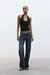 Top color crema con cuello halter y escote redondo. Espalda descubierta.