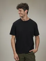 Remera de manga corta color azul marino, con cuello redondo y corte holgado.