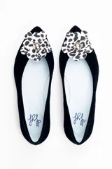 Bailarinas negras de terciopelo de seda, con detalle de flor de piel con estampado blanco y negro y chincheta plateada.
