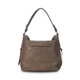 Cartera negra de cuero sintético con apertura superior y cierre con solapa. Tiene un bolsillo frontal con broche magnético y cierre, dos bolsillos internos y un bolsillo divisor en el forro. Incluye bolsillos laterales con cierre y correa larga regulable.