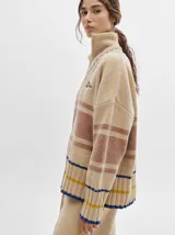 Sweater azul con cuello alto con medio cierre, textura tipo terciopelo y puños acanalados.