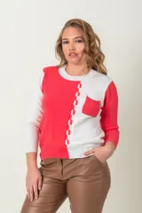 Buzo de punto color coral y blanco, con detalle de trenza y bolsillo frontal.