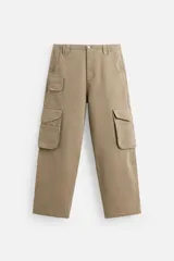 Pantalón cargo color beige, de corte recto y tiro medio. Cuenta con bolsillos laterales tipo cargo con solapa, bolsillos frontales y traseros. Cierre frontal con cremallera y botón.