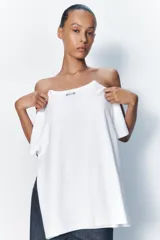 Camiseta marrón de algodón con cuello redondo y mangas cortas.