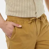 Bermudas color marrón claro de corte recto.