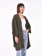 Saco negro con pequeños detalles blancos, de corte holgado y mangas 3/4.