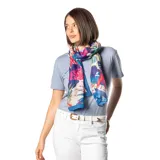 Pañuelo rectangular de tela fina con estampado abstracto en tonos azules, rosas, verdes y amarillos.