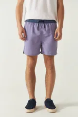 Short de baño estampado con cintura elástica ajustable con cordón, dos bolsillos laterales y uno trasero. Confeccionado en tela ligera de secado rápido y logo bordado.