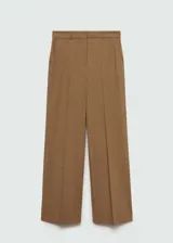 Pantalón de vestir color café, de corte wide leg, con trabillas, tejido fluido, detalle de pinzas, dos bolsillos laterales y cierre oculto de botón, gancho y cremallera.