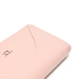 Billetera tipo fichero de material sintético color nude, con cierre perimetral metálico plateado y logo XL metálico al frente.