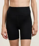 Conjunto deportivo de dos piezas, color fucsia vibrante, compuesto por un top deportivo de escote redondo y una bermuda ciclista de tiro alto.