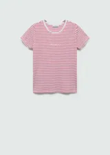 Camiseta blanca con rayas horizontales rojas, cuello redondo y logo estampado en el centro del pecho.