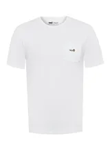 Remera blanca de algodón orgánico y Sorona, con bolsillo en el pecho y bordado de pato.