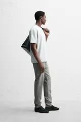 Pantalón de jean azul oscuro, corte slim fit, tiro medio, cinco bolsillos, tejido elástico y efecto lavado.