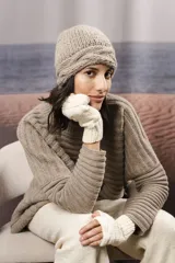 Guantes mitones tejidos a mano color marrón claro, sin separación para dedos y con diseño de trenzas.