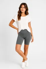 Short biker gris de calce alto.