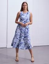 Vestido largo estampado en tonos azules y blancos, sin mangas, con corte a la cintura y detalle de entrelazado en el frente.