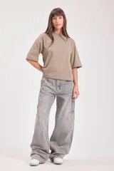 Remera color beige de corte cuadrado y mangas cortas.