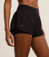 Bermuda deportiva de microfibra color blanco, corte runner con cintura elástica y forro interno.