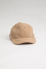 Gorro con visera de sherpa color marrón claro.
