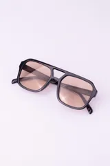 Lentes de sol negros con forma cuadrada y lentes marrones con protección UV400.