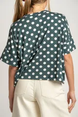 Remerón verde con lunares blancos, de calce oversize y mangas cortas.