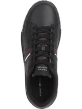 Zapatillas Tommy Hilfiger de corte bajo confeccionadas en piel lisa color negro, con suela cupsole y logo de Tommy Hilfiger en bajo relieve en los laterales. Presentan detalles distintivos de la marca y logo engomado en el talón.