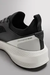 Zapatilla deportiva color crudo para uso diario y carreras ligeras. Parte superior de tejido de punto transpirable con puntera y talón recubiertos de material Shield Protect Max. Ajuste con cordones, tirador trasero y plantilla OrthoLite® extraíble. Entresuela con tecnología Spume Foam V3 y suela de goma.