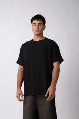 Remera de lino negra de corte holgado y mangas cortas.