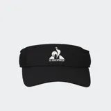 Visera deportiva negra con paneles laterales de malla transpirable y ajuste trasero con tira autoadherente. Logo de Le Coq Sportif en blanco en el frente.