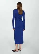 Vestido midi de punto fino color gris, con cuello perkins, diseño entallado y mangas largas.