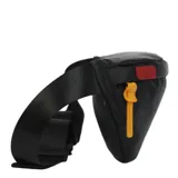 Riñonera negra con el logo del equipo de baloncesto Miami Heat en rojo y amarillo.