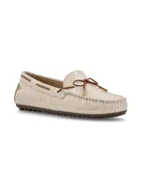 Mocasín color crema con textura de piel de cocodrilo, cordones de cuero marrón con punteras metálicas doradas y suela marrón de goma antideslizante.