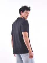 Remera negra de corte slim fit y mangas cortas.