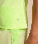 Remera deportiva blanca texturizada, con cuello redondo, manga corta, detalle reflectante y pliegue en la espalda.