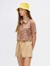 Short de denim color beige con cintura elastizada y cordón ajustable.