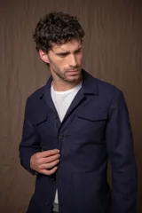 Sobrecamisa de lana color verde, con corte clásico y bolsillos frontales.