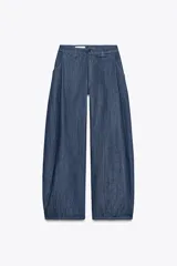 Pantalón de denim azul con pinzas delanteras, tiro medio, cintura con trabillas, bolsillos laterales y traseros.