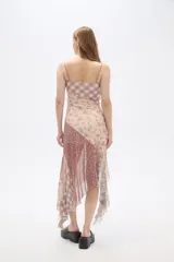 Vestido midi de poliéster con estampado floral y de cuadros, breteles finos y volados en el ruedo.