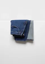 Falda midi de denim azul oscuro, corte recto, tiro alto, con bolsillos delanteros y traseros, trabillas para cinturón, cierre con cremallera y botón, y abertura frontal.
