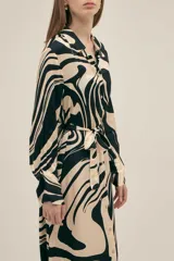 Vestido largo estilo camisero en seda viscosa con estampado marble original Polonio. Cuenta con botones nacarados, bolsillos y aberturas laterales.