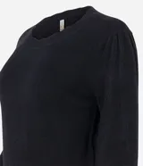 Suéter negro de punto con cuello redondo con acabado en forma de nube, manga larga con pliegues en los hombros y botones en los puños.